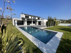 Piscine luxueuse devant maison contemporaine en Bretagne