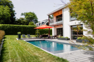 piscine à Brech dans le 56, terrasse bois et jardin
