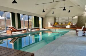 réalisation de piscine intérieure avec baies vitrées en Bretagne