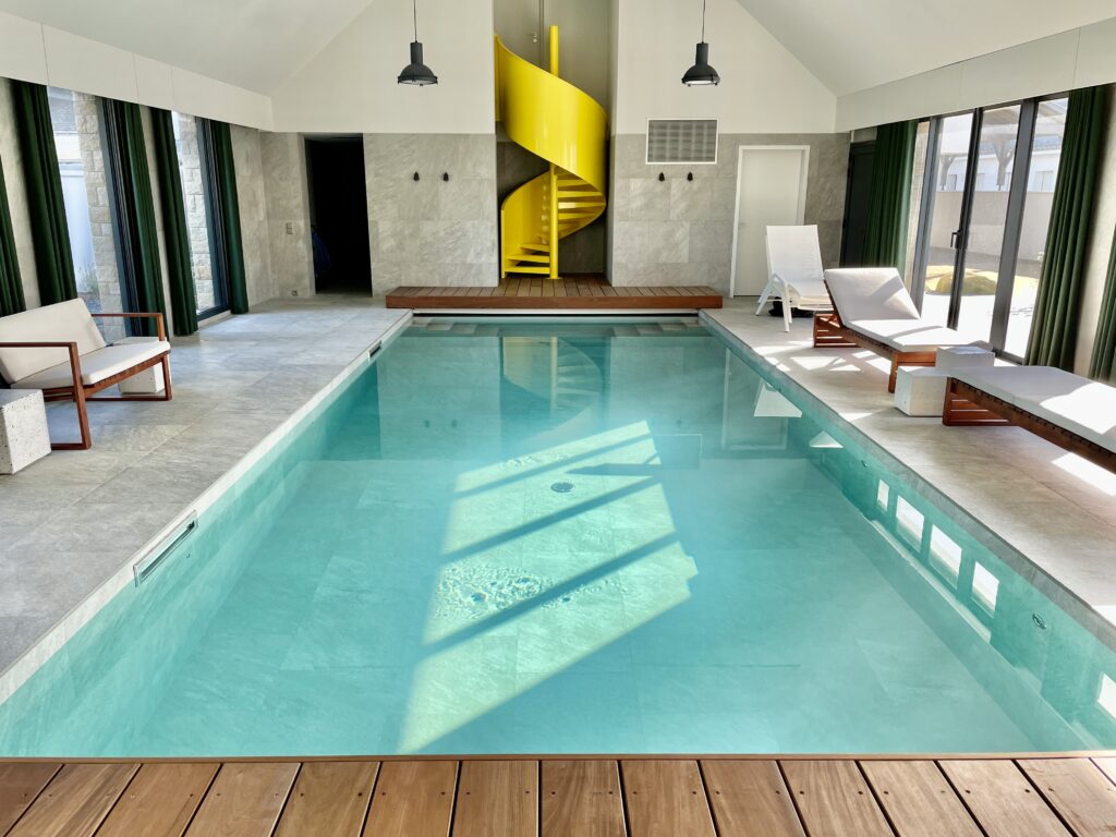 piscine intérieure quiberon, escalier jaune design