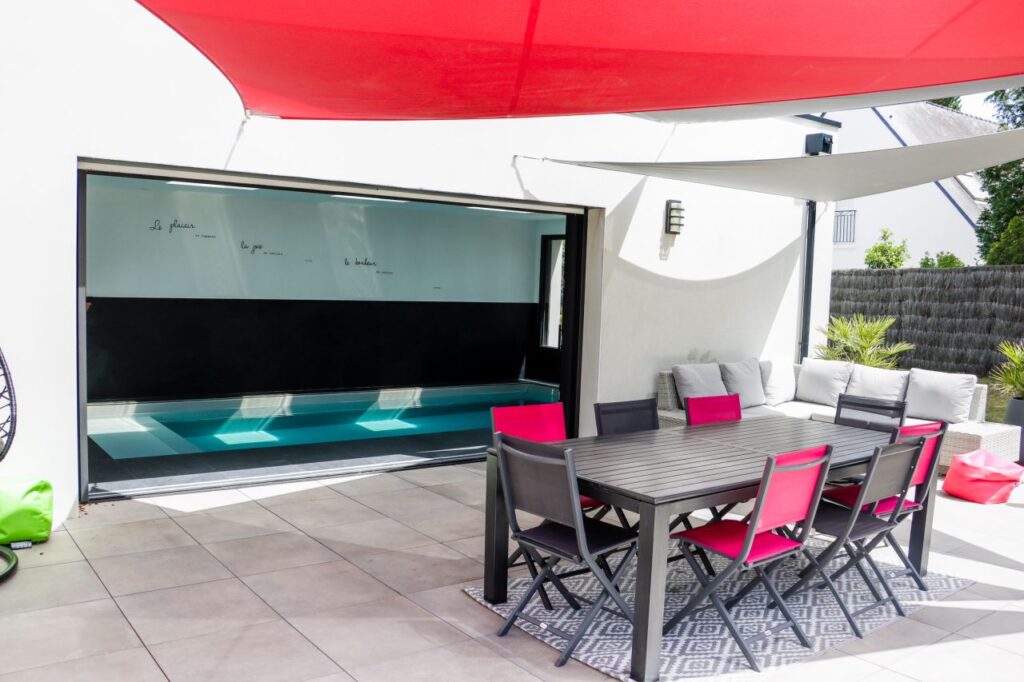 piscine intérieure avec communication sur la terrasse extérieure, en bretagne