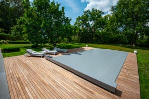 piscine couverte avec coverseal gris, sécuriser sa piscine et avoir une eau propre