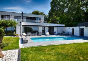 Maison d'architecte avec couverture de piscine coverseal à saint-nolff dans le morbihan