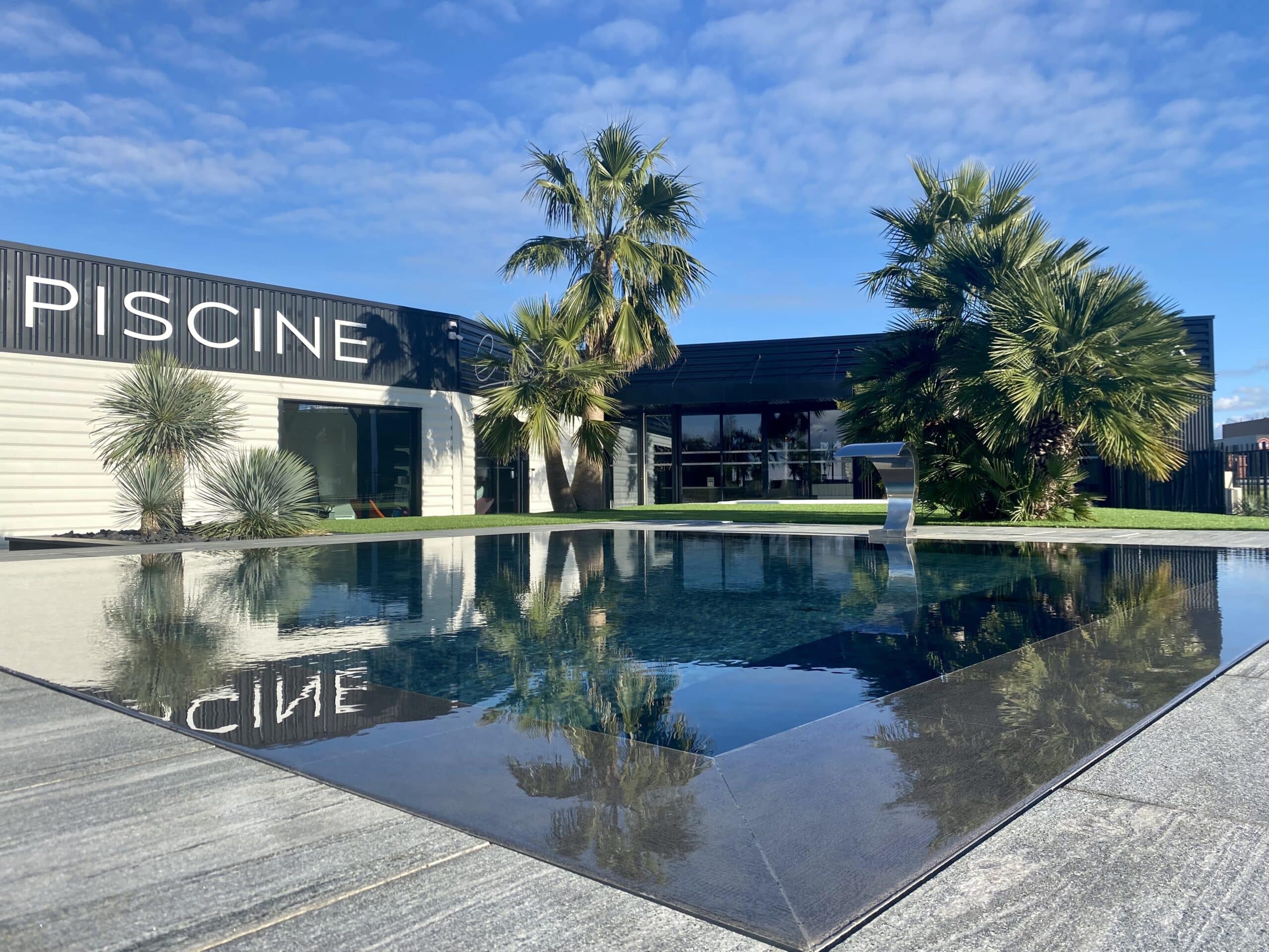 showroom avec piscine miroir, margelles immergées