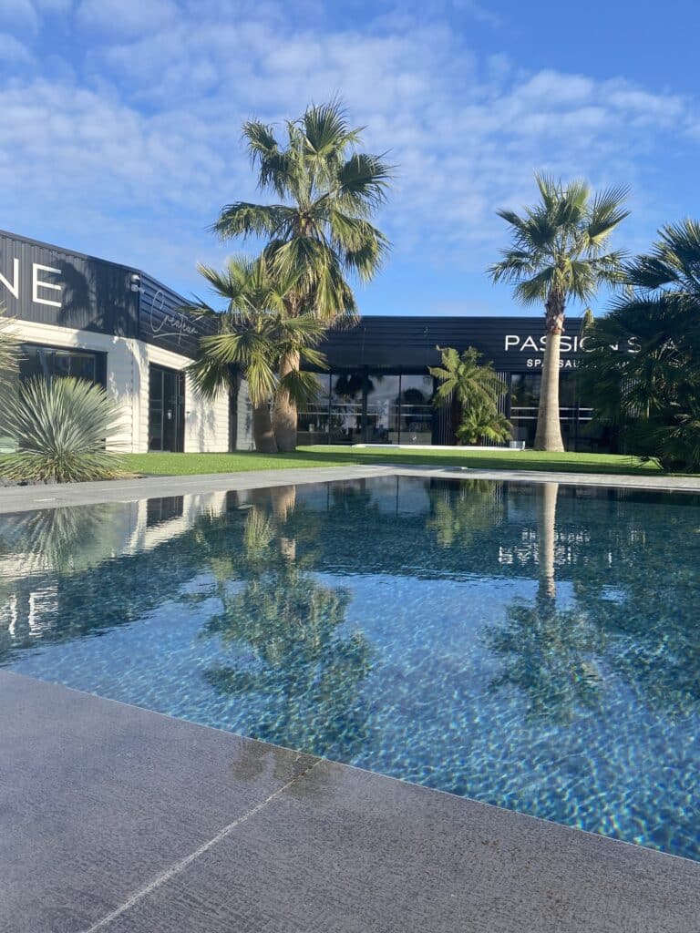 piscine effet miroir avec palmiers en bretagne