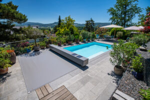 coverseal grise dans les hauteurs, piscine design