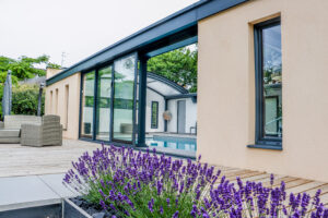 Piscine abritée avec structure moderne, intégrée harmonieusement à la maison dans le Morbihan