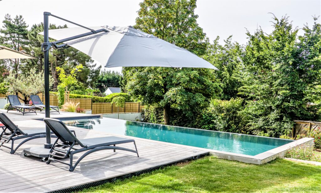 Piscine à débordement en Bretagne, pisciniste