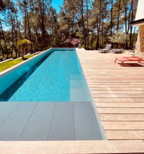 Piscine sur mesure avec plage immergée et finitions soignées dans un cadre naturel à Vannes