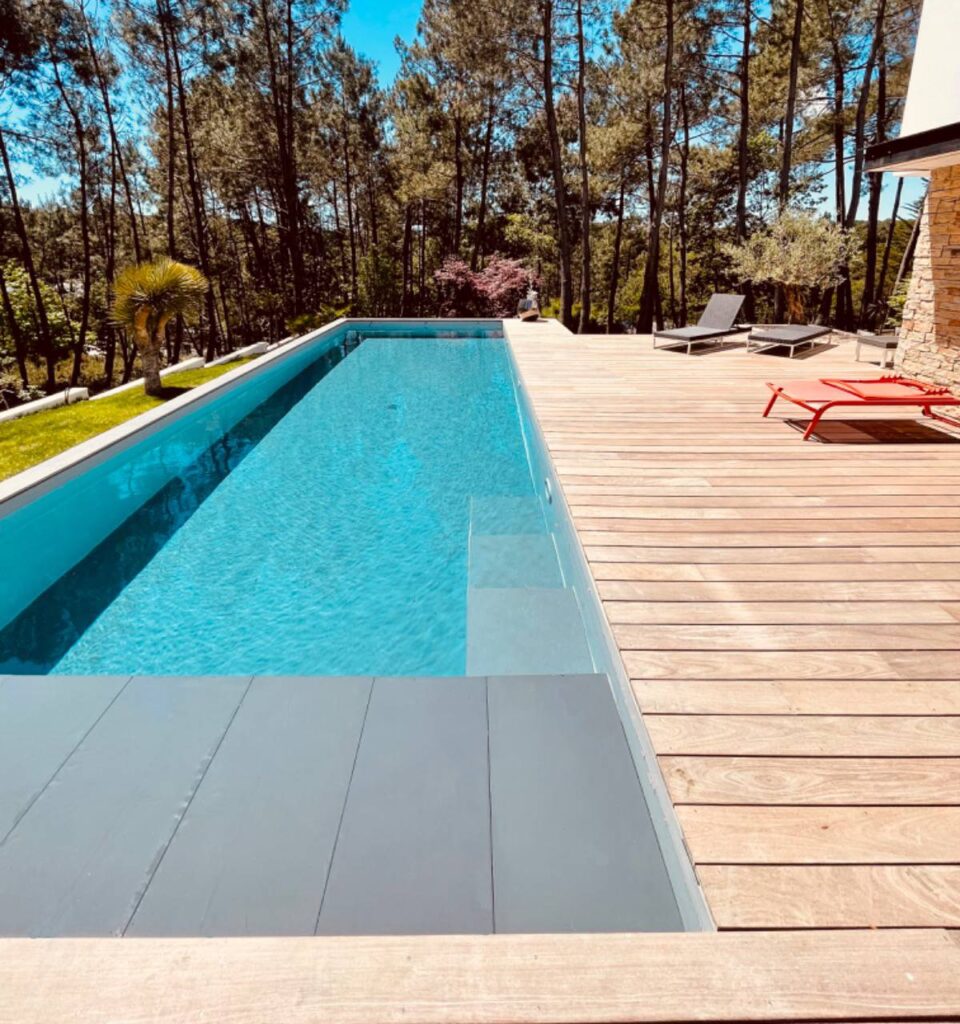 Piscine sur mesure avec plage immergée et finitions soignées dans un cadre naturel à Vannes