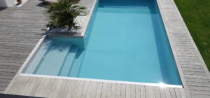 Piscine en L avec escalier droit dans le Morbihan