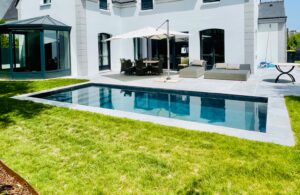 Escalier toute largeur pour piscine moderne en Bretagne