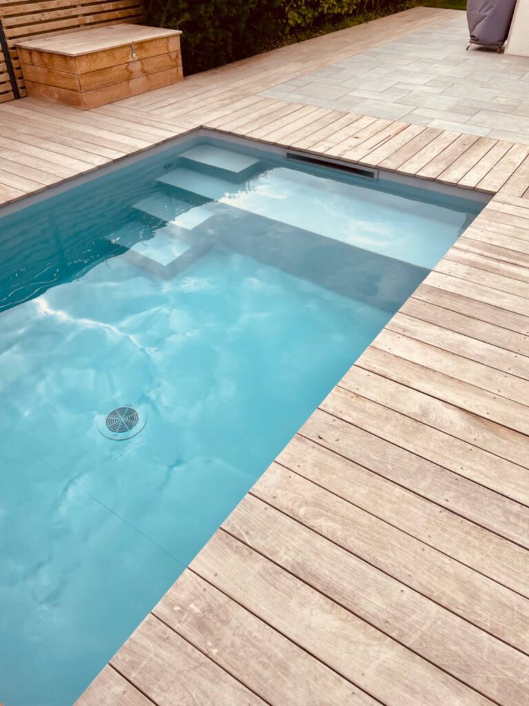 Piscine moderne avec escalier droit à Carnac