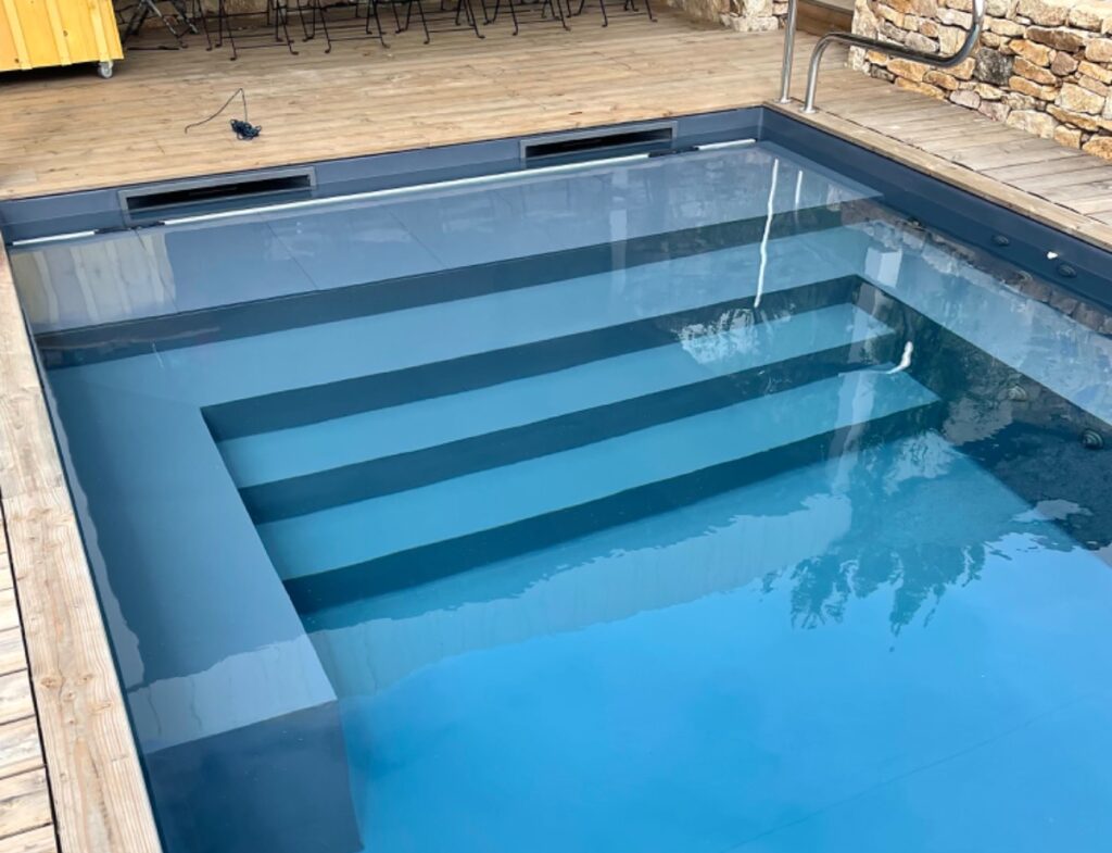 Escalier piscine banquette toute largeur