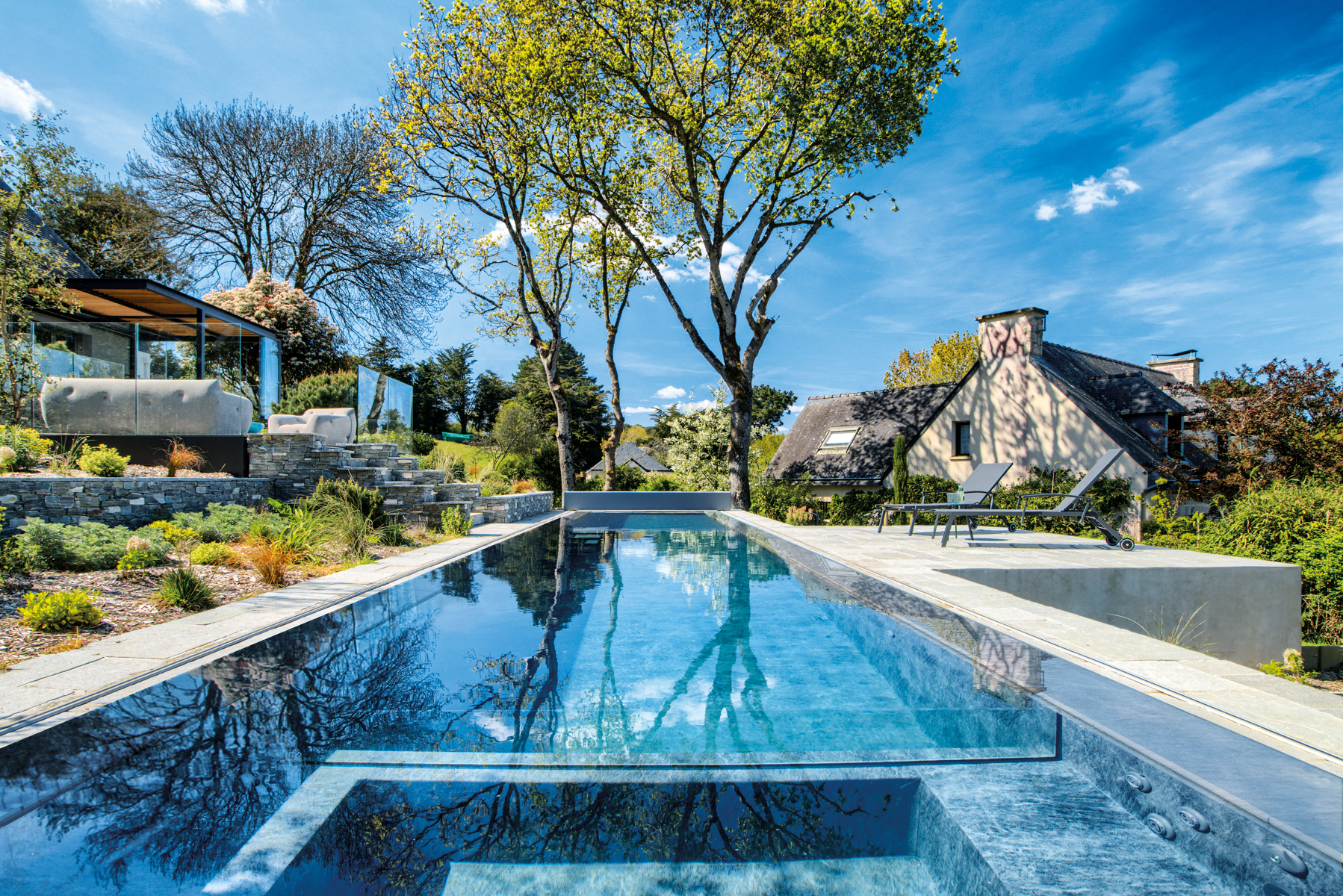 Piscine miroir privée avec spa et couverture de piscine Coverseal, installée pour plus de sécurité et d’esthétique, à Vannes