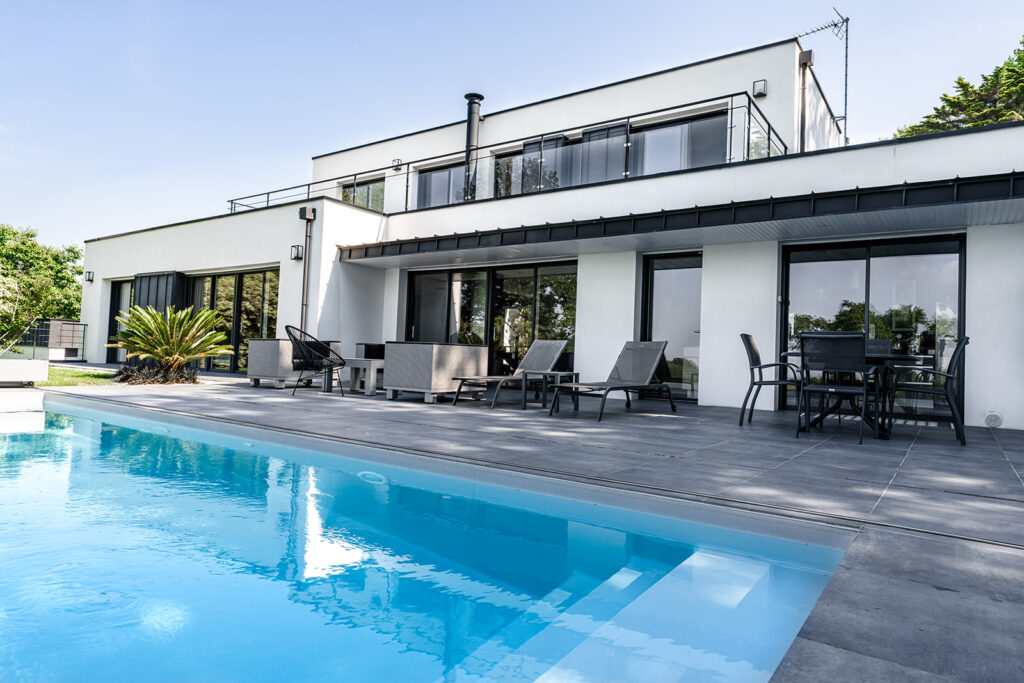 Maison moderne à toit plat avec piscine design en Bretagne