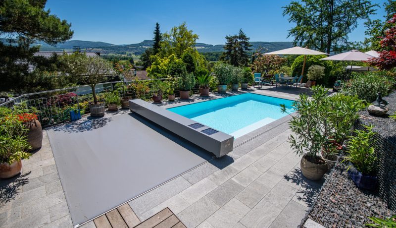 coverseal grise dans les hauteurs, piscine design